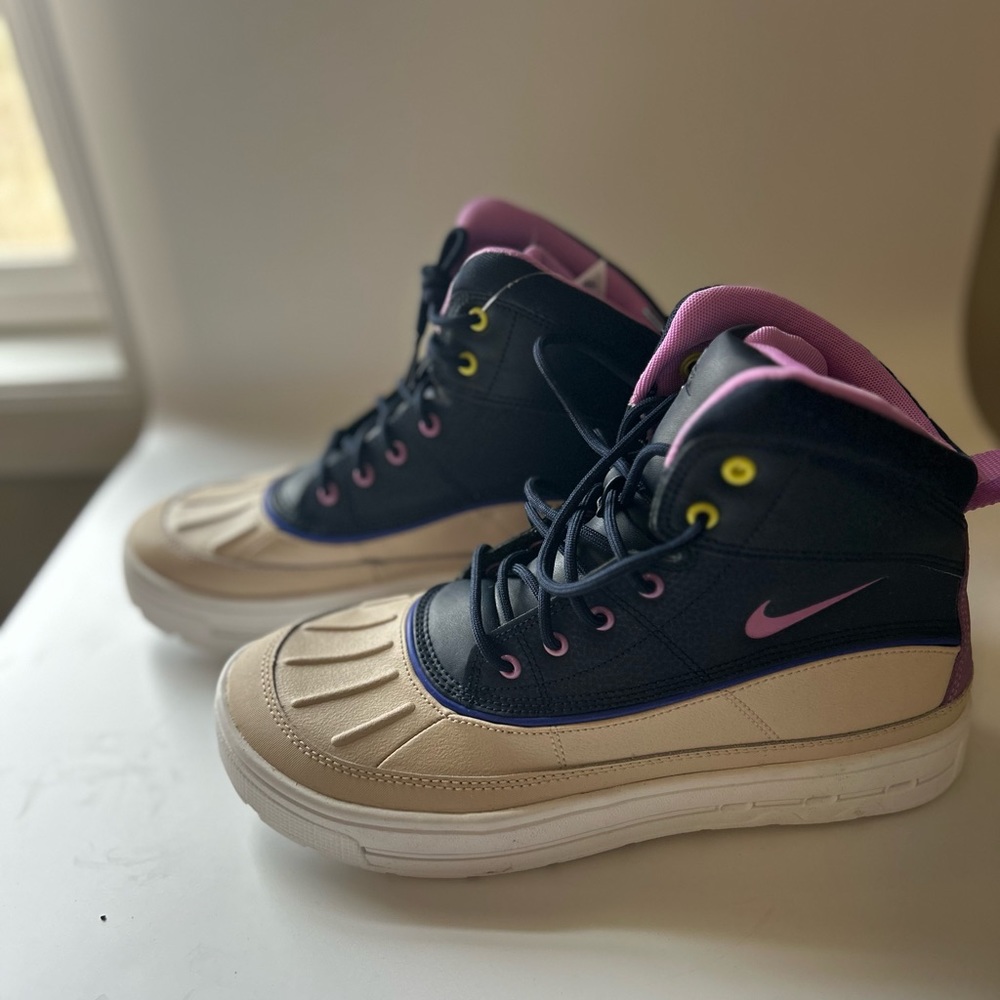 Nike Woodside 2 High boots. Rain snow boots. Unisex Size: kids 7Y (women size 8